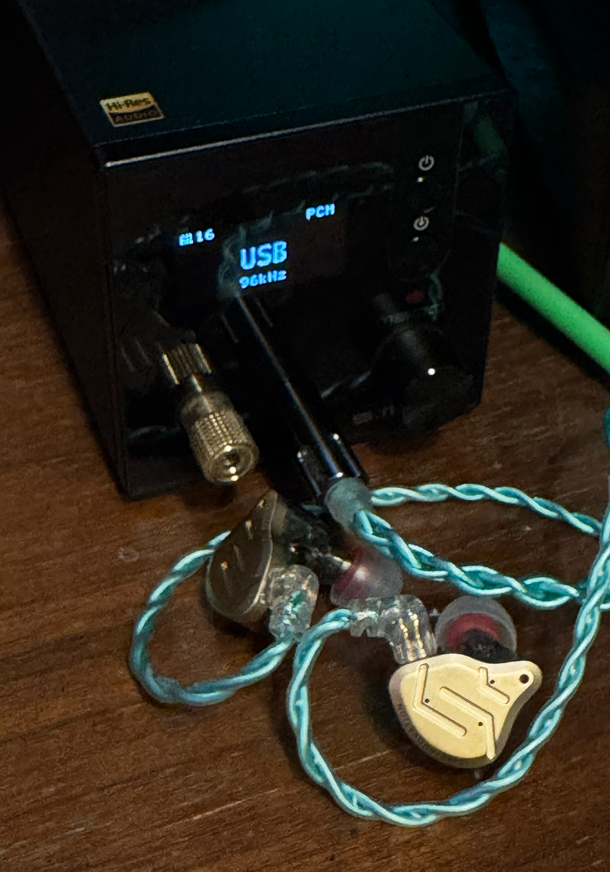 S.M.S.L M300SE、KZ ZSN Pro 2イヤホン、JSHiFi Spring 4.4mmケーブルが並んだゲーミングオーディオセット。