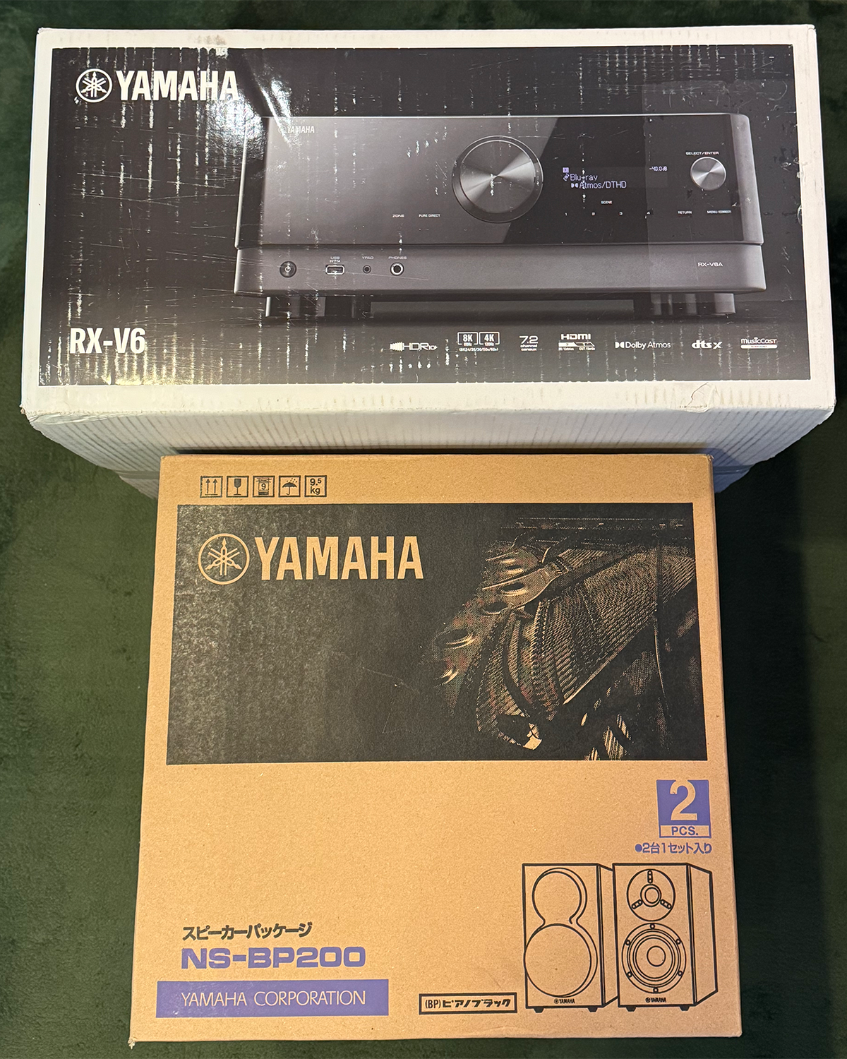 YAMAHAのAVレシーバーRX-V6AとスピーカーNS-BP200を配置した、PCゲーミング・ホームシアター環境のセットアップ風景。DPとHDMIを分離した192kHz/24bit非圧縮音響の構築。