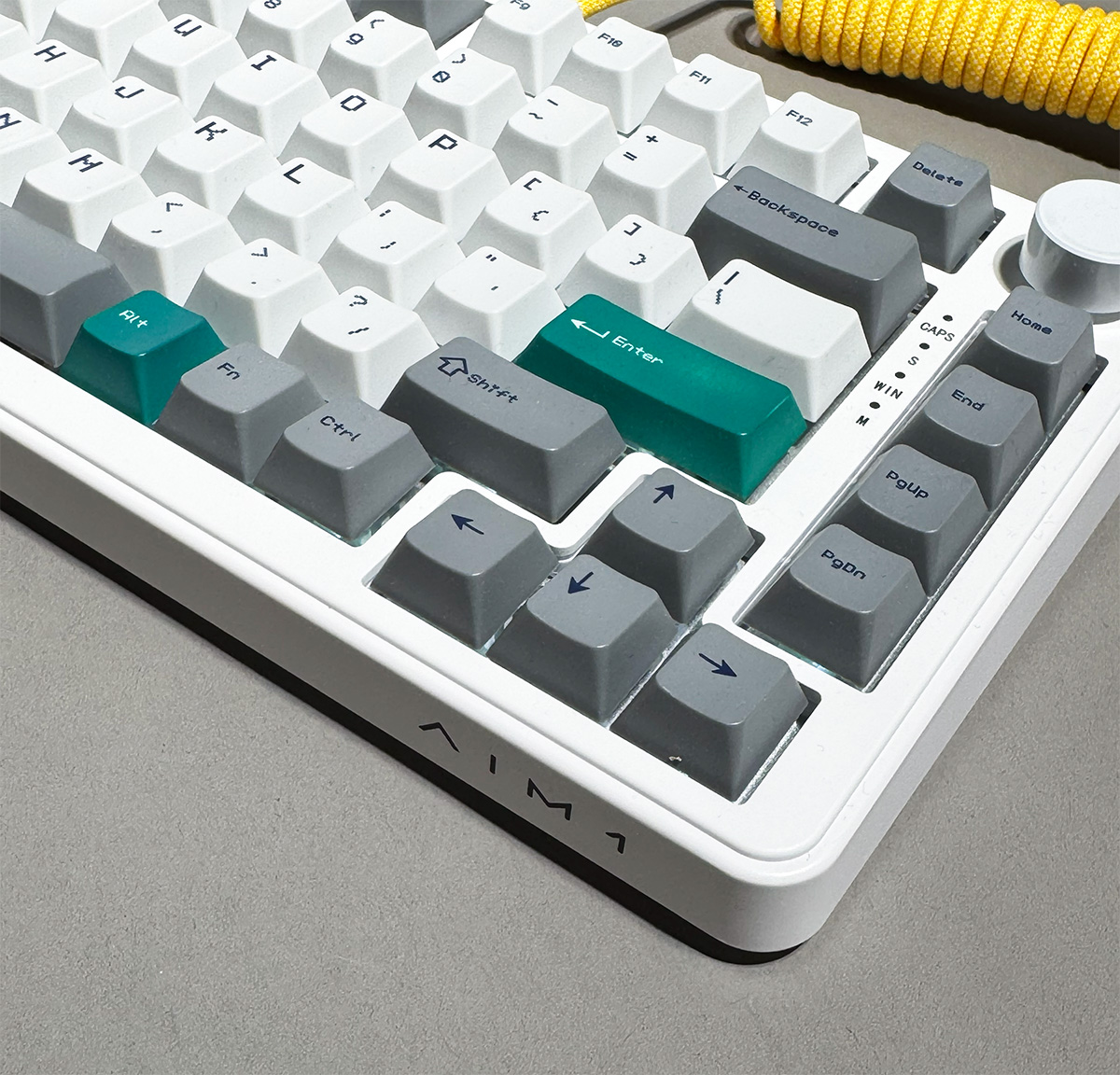 AIM1 瞬（MATATAKI）キーボードのUS配列モデル。75%レイアウトと音量ノブ、交換可能なPBTキーキャップの細部。