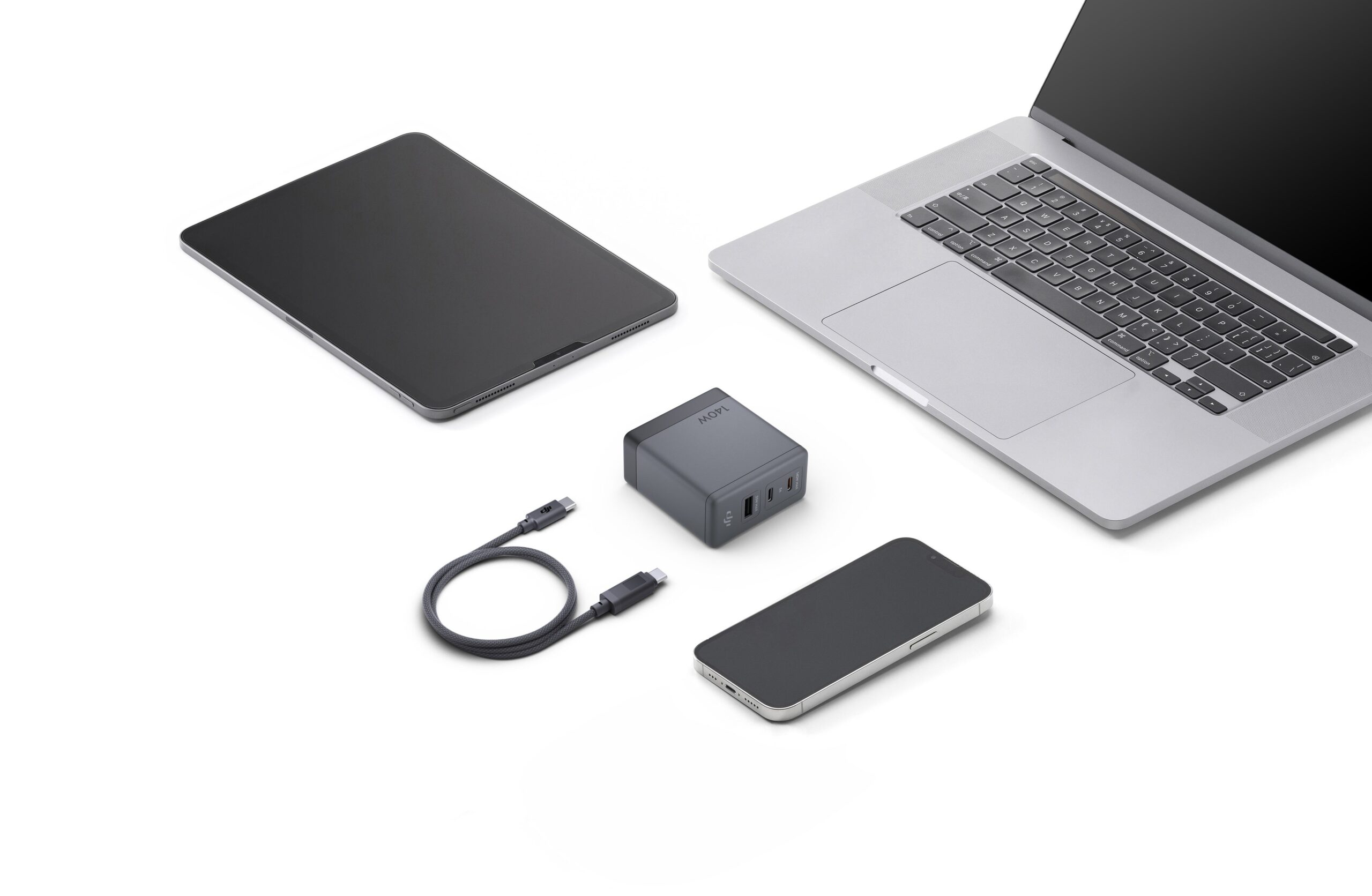 最大140W出力に対応した「DJI Power 140W GaN 充電器」を発売│専用ケーブルで充電状況をリアルタイム表示