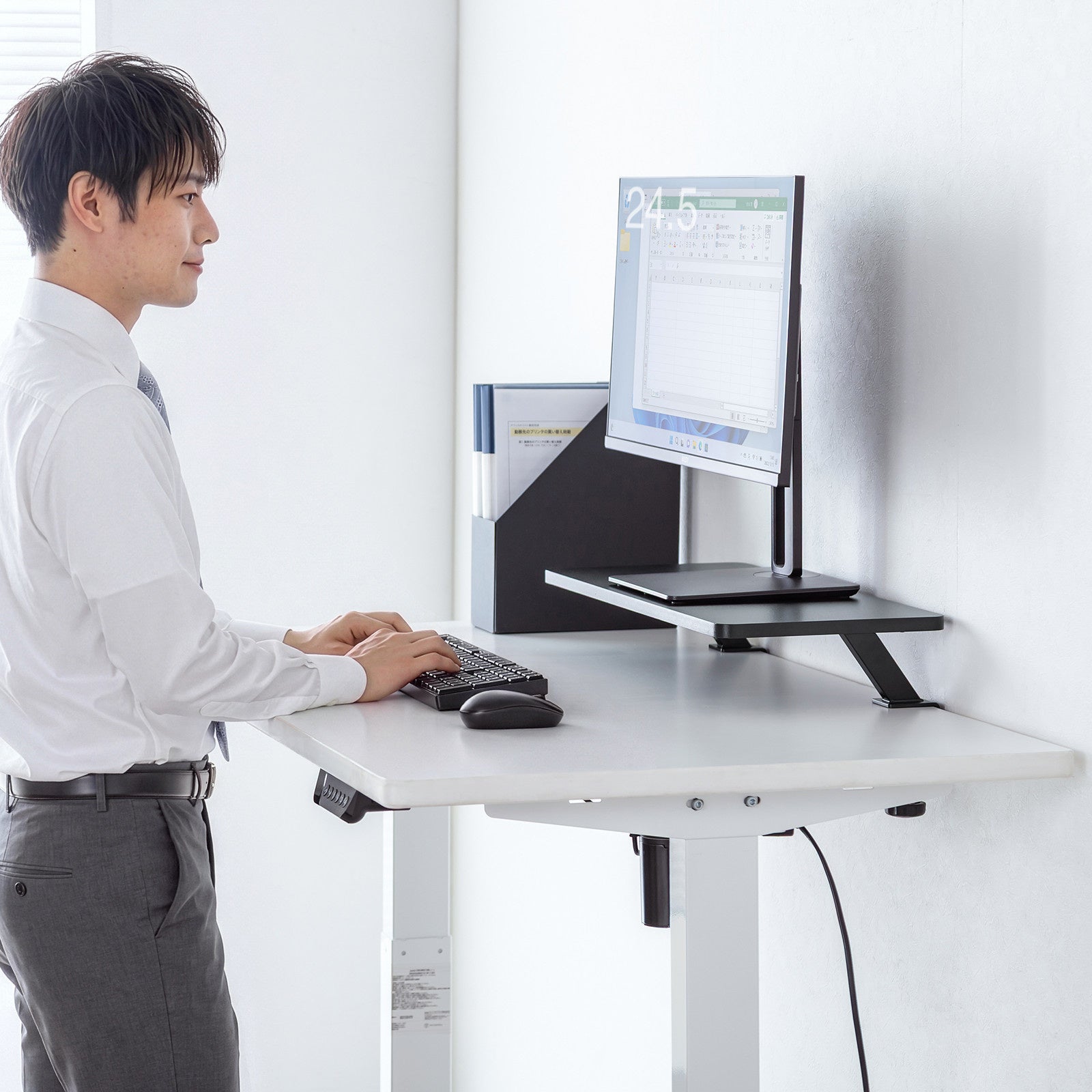 脚がなくデスクを広く使える、クランプ式モニター台を発売