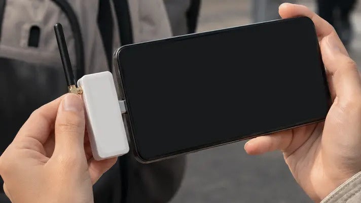 【Makuake登録事前登録 3300人達成】~災害対策~ スマホに挿すだけの防災TVが販売開始！「ソナエデンパ」