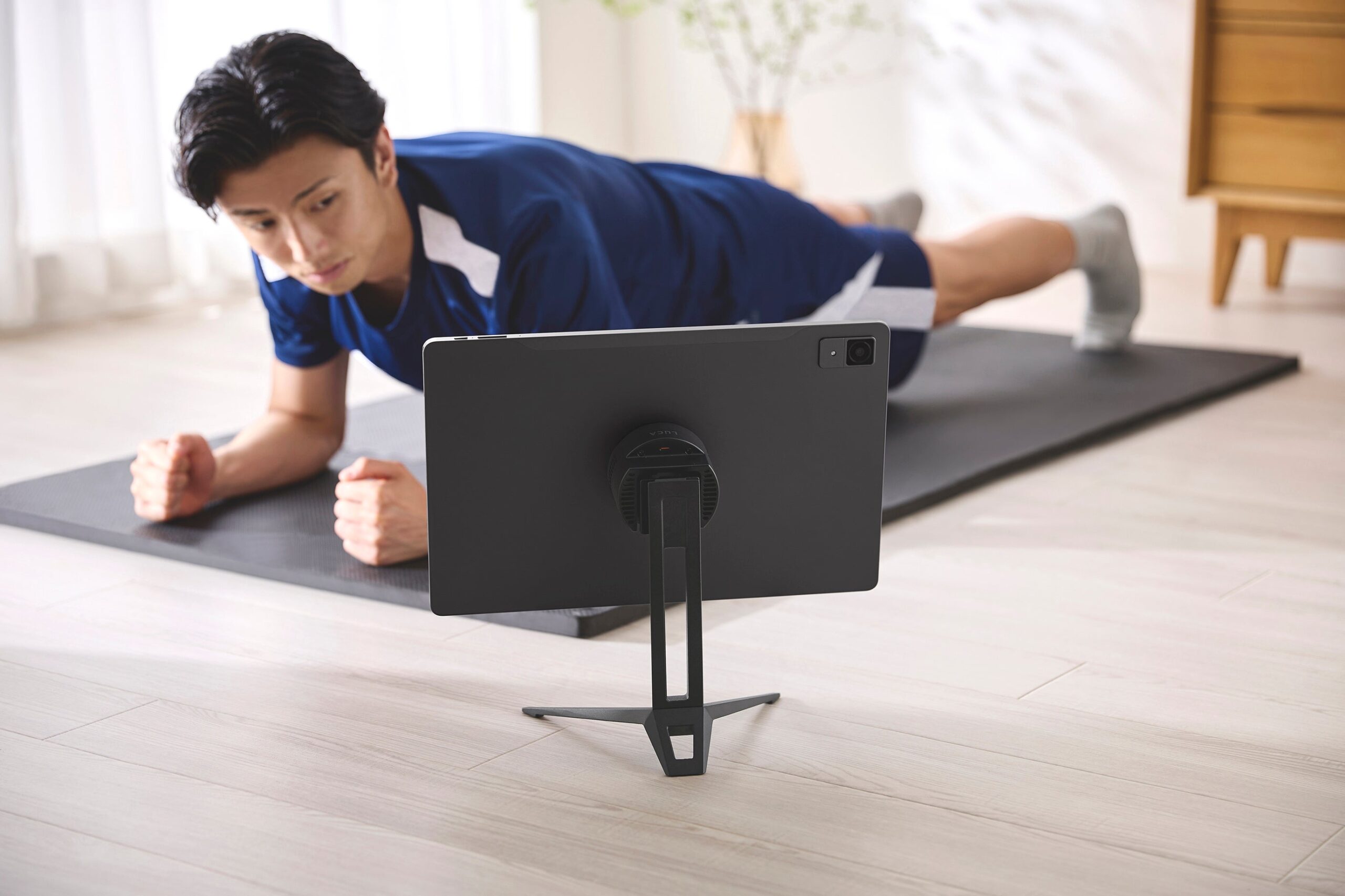 強力なマグネット機構で、充電・設置をスマートに! LUCAシリーズから「ワイヤレス充電対応タブレット 15.6inch」、「ワイヤレス充電タブレットスタンド」、「タブレットリング」を発売