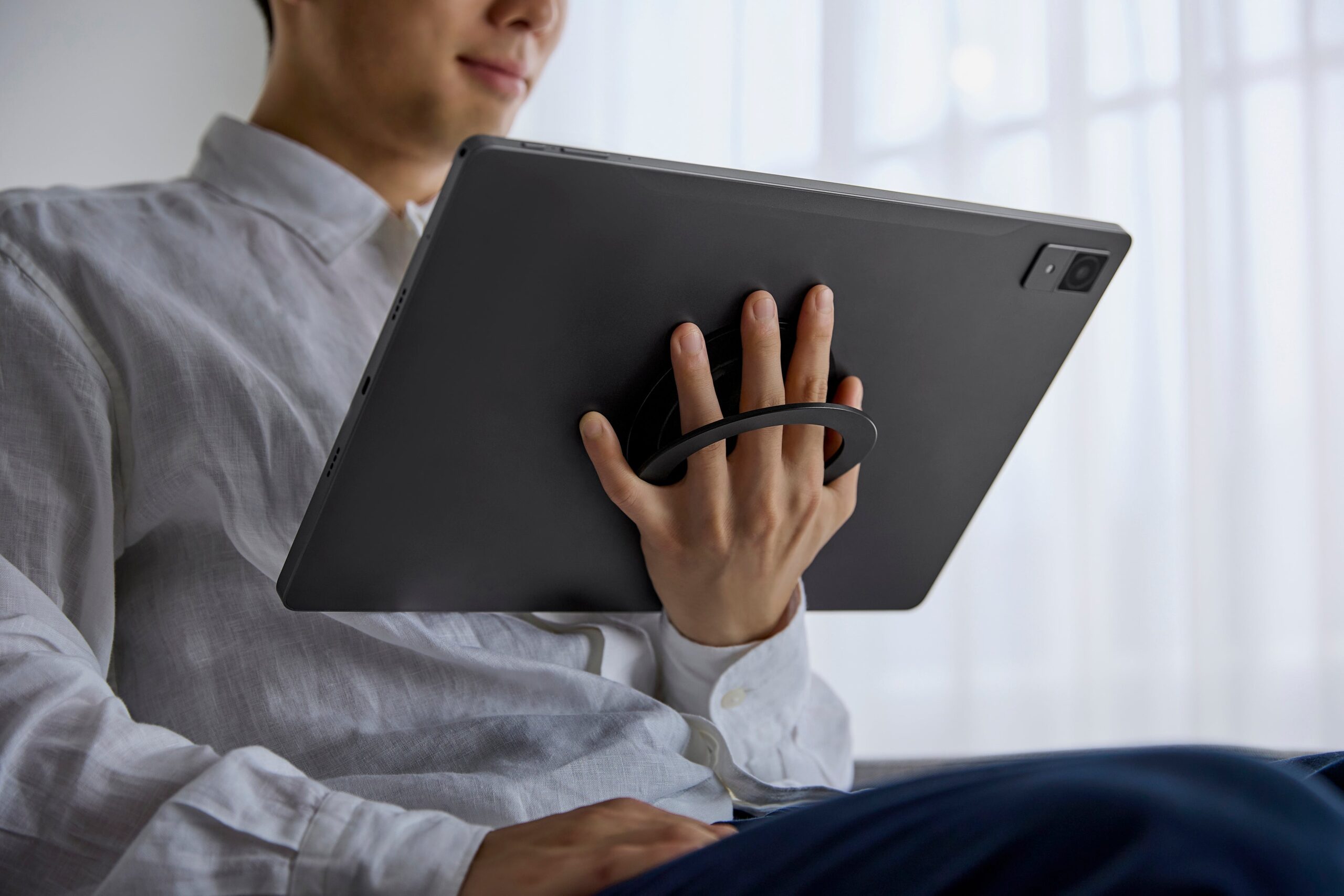 強力なマグネット機構で、充電・設置をスマートに! LUCAシリーズから「ワイヤレス充電対応タブレット 15.6inch」、「ワイヤレス充電タブレットスタンド」、「タブレットリング」を発売