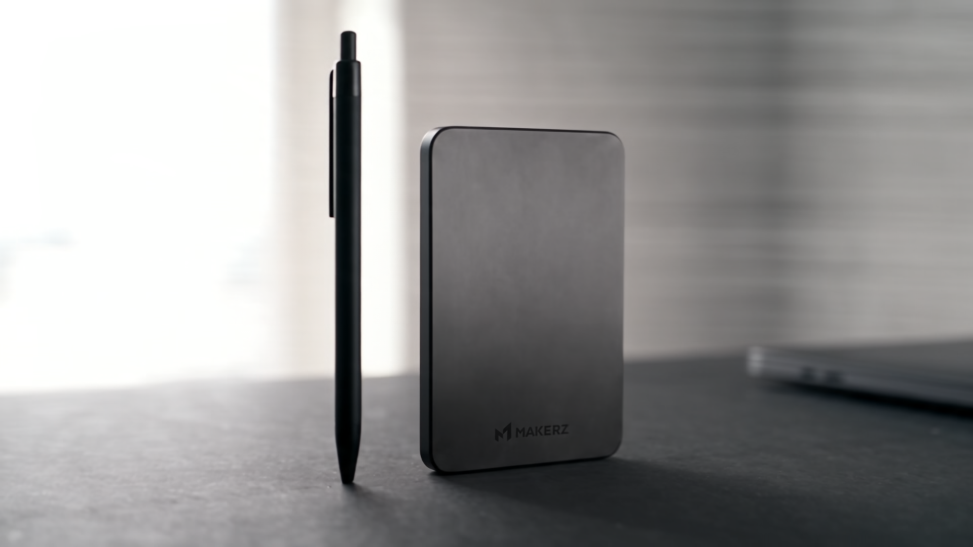 【モバイルバッテリーの発火事故ゼロへ。】6.8mm極薄で待望のワイヤレス充電モデルが登場。半固体モバイルバッテリーＳＯＬＩＤＺラインナップ拡充へ。オンラインストアにて販売開始。