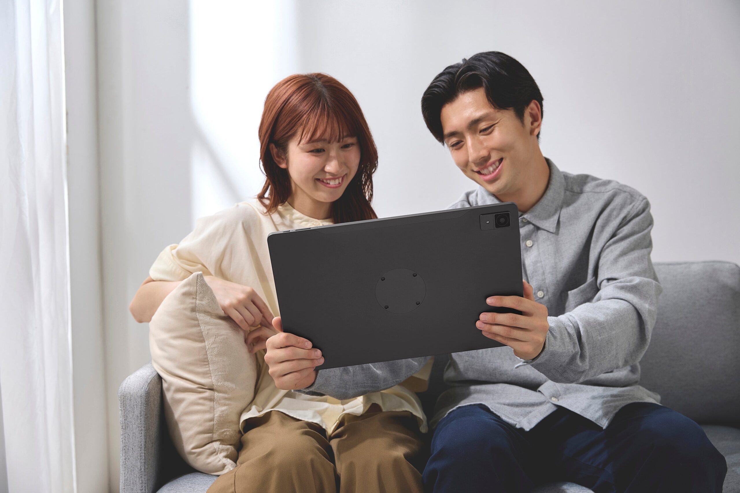 強力なマグネット機構で、充電・設置をスマートに! LUCAシリーズから「ワイヤレス充電対応タブレット 15.6inch」、「ワイヤレス充電タブレットスタンド」、「タブレットリング」を発売