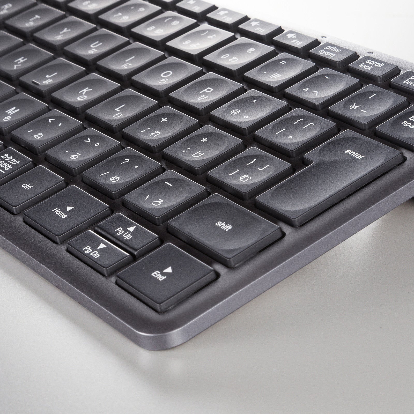 指先にフィットする凹みキーで正確なタイピングをサポート、Bluetooth+2.4G対応キーボードを発売
